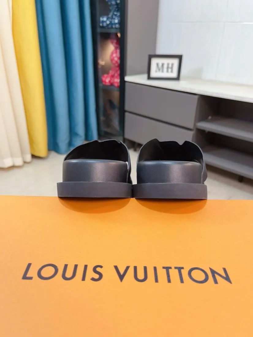 Men's shoes💰300🌹🌹【LV】Multi-color new men's slippers, original top quality version, original special cowhide cross pattern➕sheepskin inside and side, non-slip combined sole, more stable walking, more comfortable and lightweight, high-end and generous, size: 38~44